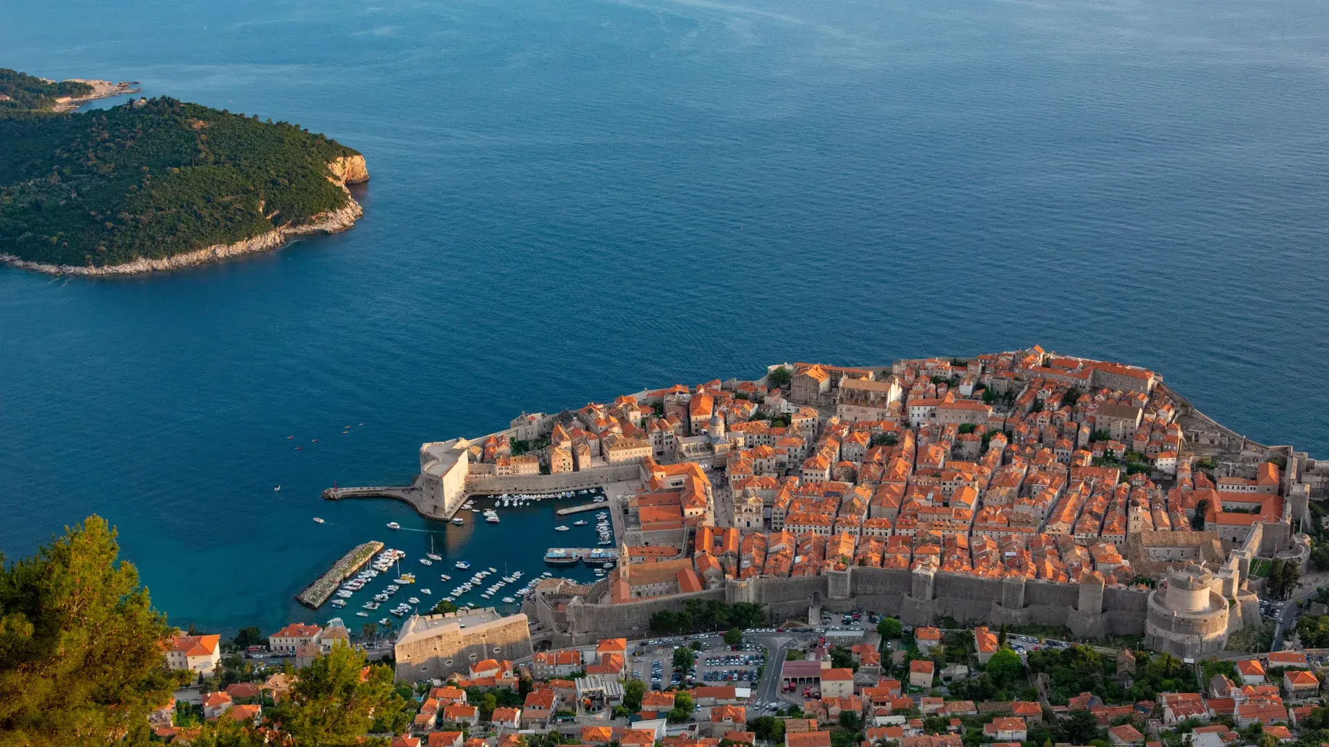 Dubrovnícké opevněné Staré Město a přístav z ptačí perspektivy, s ostrovem Lokrum při pobřeží Jaderského moře